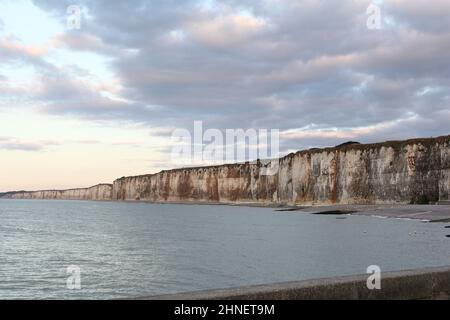 Schöne französische Küste in der normandie mit einer langen Reihe von weißen Felsen der Alabasterküste hinter dem Meer an einem Abend im Sommer in der Nähe von Dieppe Stockfoto