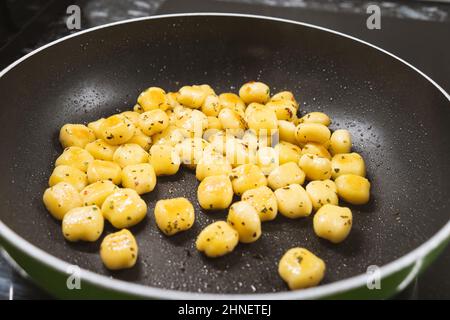 Köstliche Gnocchi aus Kartoffeln im italienischen Stil werden zubereitet Stockfoto