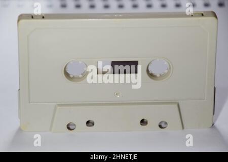Audiokassette. Retro-Musikmedium, kompakte Kassette für Tonbandgerät. Stockfoto