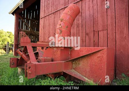 Giant Vintage Antik Rusty Red Schneefräse für Traktor Stockfoto