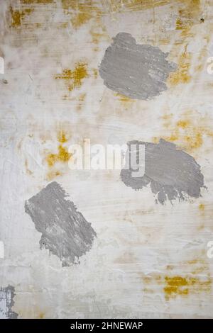 Hintergrundtextur, Wand während der Renovierung, Kitt und Malerei und weiß getüncht. Stockfoto