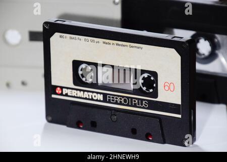 Krasnodar, Russland - 07. Februar 2022: Audiokassette. Retro-Musikmedium, kompakte Kassette für Tonbandgerät. Stockfoto