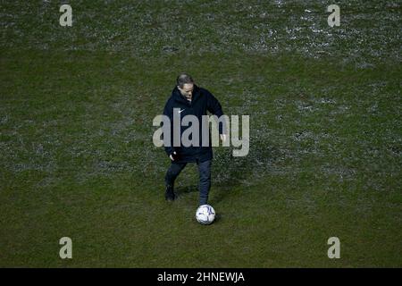 Sheffield, Großbritannien. 16th. Februar 2022. Ein Spieloffizier inspiziert den Platz am Hillsborough Stadium, Heimstadion von Sheffield, am Mittwoch nach starken Winden und Regen durch Sturm Dudley trifft weiterhin die Gegend von Sheffield, South Yorkshire, UK, 16/02/2022 in Sheffield, Großbritannien am 2/16/2022. (Foto von Ben Early/News Images/Sipa USA) Quelle: SIPA USA/Alamy Live News Stockfoto