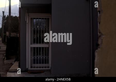 Eingangstür eines Hauses am Rand einer Straße in der Dämmerung Stockfoto