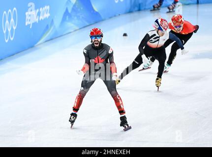 Peking, China. 16th. Februar 2022. Steven Dubois (vorne) aus Kanada reagiert während des Männer-Staffelfinales 5.000m des Kurzstrecken-Eisschnelllaufens im Capital Indoor Stadium in Peking, der Hauptstadt Chinas, am 16. Februar 2022. Quelle: Ju Huanzong/Xinhua/Alamy Live News Stockfoto