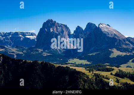 Gipfel von Plattkofel, Grohmannspitze, Fünffingerspitze und Langkofel (von rechts), Sellagruppe in der Ferne, von Puflatschspitz auf der Seiser Alm aus gesehen. Stockfoto