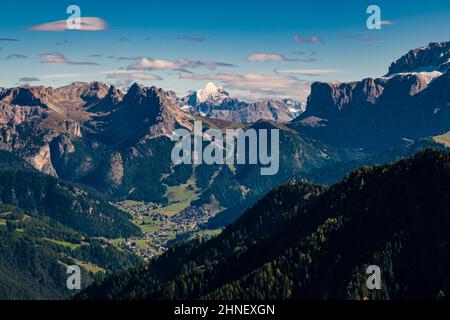 Luftaufnahme auf Gröden und die Stadt Wolkenstein, Sellagruppe, Grödner Pass, Tofane- und Puezgruppe, von Puflatschspitz auf der Seiser Alm aus gesehen. Stockfoto