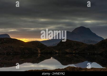 Sonnenaufgang über dem Gipfel des Cùl Beag, von Loch Buine Mòire, Coigach, Wester Ross, Highland Region, Schottland, Großbritannien Stockfoto