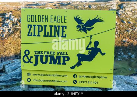 Schild für die Golden Eagle Zipline am Ceannabeinne Beach in der Nähe von Durness, Sutherland, Schottland, Großbritannien Stockfoto