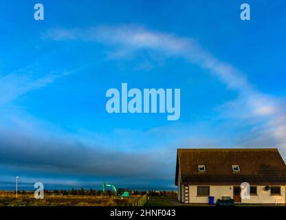 Nebelbogen im Dorf Mey, Caithness, Schottland, Großbritannien Stockfoto