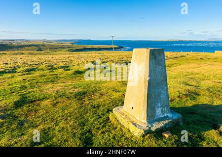 Der Blick nach Westen entlang der Küste in Richtung Dunnet Head in der Ferne, vom Trig-Punkt auf Duncansby Head, Caithness, Schottland, Großbritannien Stockfoto