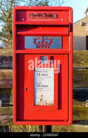Royal Mail Briefkasten im Dorf Scarfskerry, Caithness, Schottland, Großbritannien Stockfoto