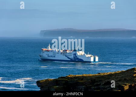 Die Northlink Fähre MV Hamnavoe verlässt Scrabster und fährt von Holborn Head, Scrabster, in der Nähe von Thurso, Caithness, nach Orkney. Schottland, Großbritannien. Stockfoto