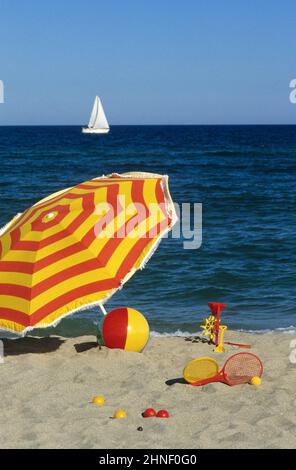 Strand Graphismus Effekt Regenschirme bunt Stockfoto