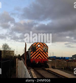 Diesel Shunter 08 375 überquert den Fluss Witham und bringt beladene Stahlwagen von den Boston Docks zu den nahe gelegenen Wechselstuben in Lincolnshire Stockfoto