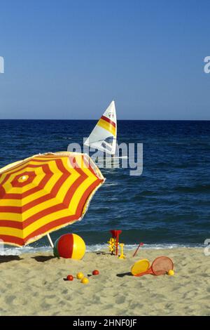 Strand Graphismus Effekt Regenschirme bunt Stockfoto