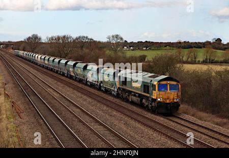 Die Arbeit färbte den Zug der Freightliner-Diesellokomotive 66615 Haul aus beladenen Steinwaggons entlang der Midland-Hauptstrecke auf dem Weg nach Radlett. Stockfoto