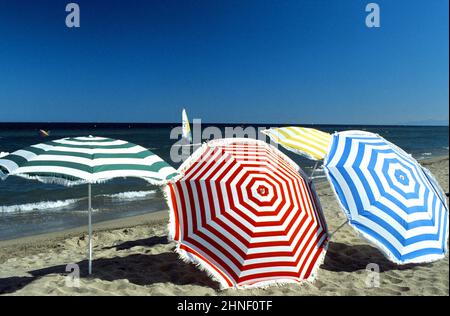 Strand Graphismus Effekt Regenschirme bunt Stockfoto