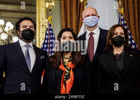WASHINGTON, D.C., 16. FEBRUAR: US-Vizepräsidentin Kamala Harris (rechts) und Cynthia Ann Telles (zweite von links) Posieren Sie für ein Foto, nachdem Telles am 16. Februar 2022 im Zeremonialbüro der Vizepräsidenten im Eisenhower Executive Office Gebäude neben dem Weißen Haus in Washington, D.C. als Botschafter der Vereinigten Staaten in Costa Rica vereidigt wurde. Stockfoto