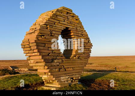 Rockskulptur, lokal bekannt als "Polo", in Scrabster, in der Nähe von Thurso, Caithness, Schottland, Großbritannien. Künstler unbekannt. Stockfoto