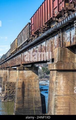 Güterzugwagen auf einer Eisenbahnbrücke über den Chattahoochee River zwischen Columbus, Georgia, und Phenix City, Alabama. (USA) Stockfoto