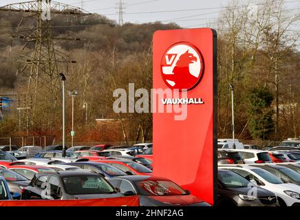 Treforest, Wales - Februar 2022: Unterschreiben Sie vor einem Vauxhall Autohaus mit Gebrauchtwagen, die auf dem Garagenvorplatz zum Verkauf stehen Stockfoto