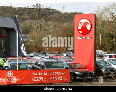 Treforest, Wales - Februar 2022: Unterschreiben Sie vor einem Vauxhall Autohaus mit Gebrauchtwagen, die auf dem Garagenvorplatz zum Verkauf stehen Stockfoto