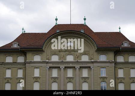 Schweizerische Nationalbank in Bern mit Aufschrift des Namens in deutscher Sprache an der Fassade. Stockfoto