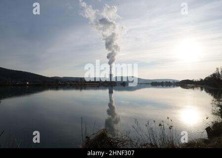 Kernkraftwerk am Rhein. Stockfoto