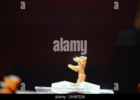 Berlin, Deutschland. 16th. Februar 2022. Der Goldene Bär bei der Preisverleihung der Berlinale 2022 im Berlinale Palast. Die Internationalen Filmfestspiele 72nd finden vom 10. Bis 20. Februar 2022 in Berlin statt. Quelle: Monika Skolimowska/dpa-Zentralbild/dpa/Alamy Live News Stockfoto