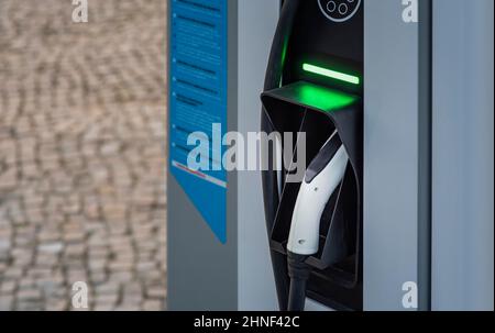 Nahaufnahme des elektrischen Ladesäule-Steckers mit grünem Licht in Lissabon Stockfoto