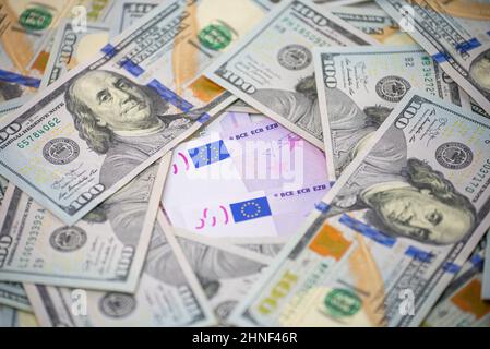 500-Euro-Banknoten und amerikanische 100-Dollar-Scheine Stockfoto