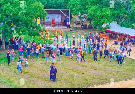 BILHOROD, UKRAINE - 19. JUNI 2021: Die öffentlichen Aktivitäten mit mittelalterlichem Rundtanz, Messe, Markt, Ritterturnier und Meisterklassen während der medi Stockfoto