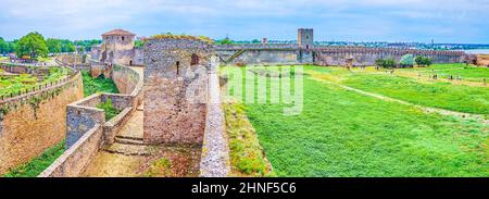 Panorama der Festung Akkerman von seinem Wall, Beobachtung der äußeren Teil mit gegraben Graben, Steinmauern und der innere Teil mit Parade Gelände und Pre Stockfoto