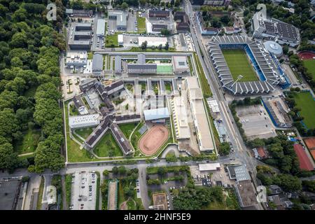 Luftaufnahme, Justizvollzugsanstalt Bochum sowie das Vonovia Ruhrstadion Bundesliga-Stadion des VFL Bochum und der Rundsporthalle im dist Stockfoto