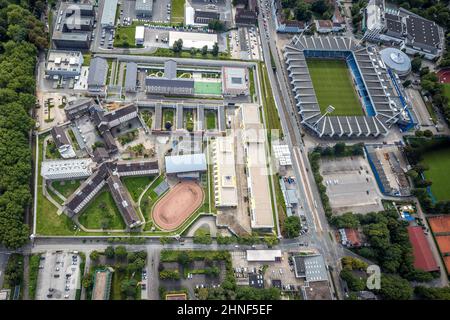 Luftaufnahme, Justizvollzugsanstalt Bochum sowie das Vonovia Ruhrstadion Bundesliga-Stadion des VFL Bochum und der Rundsporthalle im dist Stockfoto