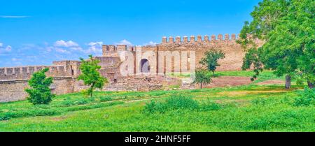 Panorama der malerischen grünen Wiese im Hof der Festung Akkerman mit zerstörten Wällen, Bilhorod-Dnistrovskyi, Ukraine Stockfoto