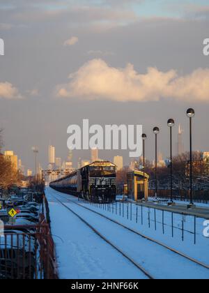 Der Güterzug Norfolk Southern parkte auf der Union Pacific West Line, Oak Park, Illinois. Downtown Chicago in der Ferne. Stockfoto