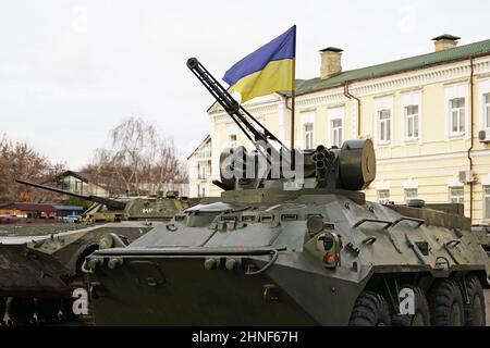 Armeetruppen Transporter und Panzer mit ukrainischer Flagge, Ukraine - Russland Krieg Krise Konzept, Kiew Stockfoto