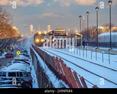 Union Pacific Güterzug fährt geparkte Norfolk Southern Fracht, während ein CTA Green Line Zug in Richtung Innenstadt von Chicago fährt. Stockfoto