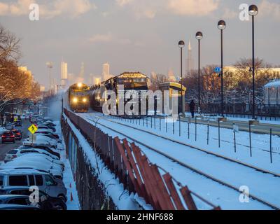 Union Pacific Güterzug fährt geparkte Norfolk Southern Fracht, während ein CTA Green Line Zug in Richtung Innenstadt von Chicago fährt. Stockfoto