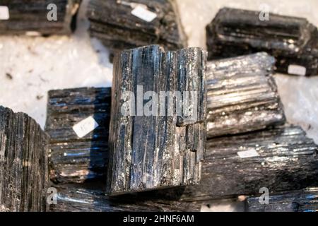 Voller Rahmen von bunten Edelsteinen Textur. Natürliche Mineralsteine aus nächster Nähe Stockfoto