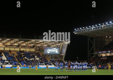 Peterborough, Großbritannien. 16th. Februar 2022. Die Spieler des Reading FC müssen sich vor dem Anpfiff das Knie beugen, während sich Peterborough im mittleren Kreis zusammengeschlossen hat. EFL Skybet Championship Match, Peterborough Utd gegen Reading im Weston Homes Stadium in Peterborough am Mittwoch, 16th. Februar 2022. Dieses Bild darf nur für redaktionelle Zwecke verwendet werden. Nur zur redaktionellen Verwendung, Lizenz für kommerzielle Nutzung erforderlich. Keine Verwendung bei Wetten, Spielen oder Veröffentlichungen in einem Club/einer Liga/einem Spieler. PIC von Steffan Bowen/Andrew Orchard Sports Photography/Alamy Live News Credit: Andrew Orchard Sports Photography/Alamy Live News Stockfoto