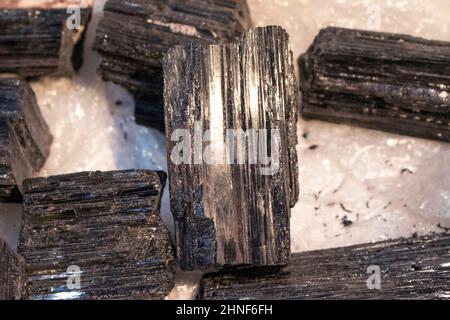 Voller Rahmen von bunten Edelsteinen Textur. Natürliche Mineralsteine aus nächster Nähe Stockfoto