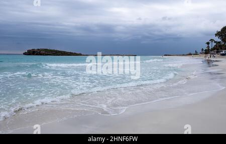 Idyllischer leerer goldener Sandstrand. Nissi Bay Beach, Ayia Napa, Zypern Stockfoto