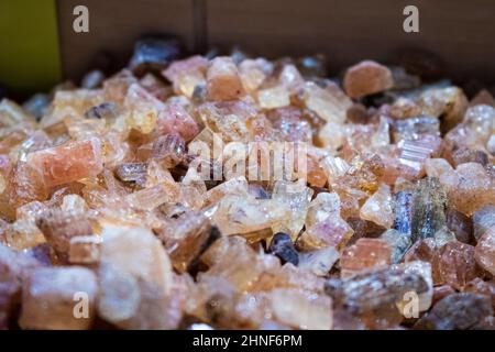 Voller Rahmen von bunten Edelsteinen Textur. Natürliche Mineralsteine aus nächster Nähe Stockfoto