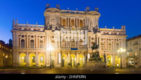 Weiße Fassade des Palazzo Carignano bei Nacht, Turin Stockfoto