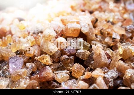 Voller Rahmen von bunten Edelsteinen Textur. Natürliche Mineralsteine aus nächster Nähe Stockfoto