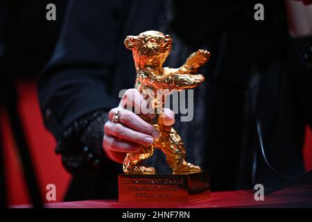 Berlin, Deutschland. 16th. Februar 2022. Der Goldene Bär bei der Preisverleihung der Berlinale 2022 im Berlinale Palast. Die Internationalen Filmfestspiele 72nd finden vom 10. Bis 20. Februar 2022 in Berlin statt. Quelle: Monika Skolimowska/dpa-Zentralbild/dpa/Alamy Live News Stockfoto