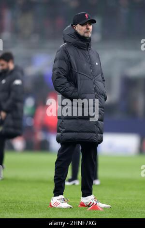 Mailand, Italien . 16. Februar 2022, Jurgen Klopp, Cheftrainer des FC Liverpool beim Aufwärmen vor dem UEFA Champions League-Lauf 16, dem ersten Beinspiel zwischen dem FC Internazionale und dem FC Liverpool im Stadio Giuseppe Meazza am 16. Februar 2022 in Mailand, Italien . Stockfoto